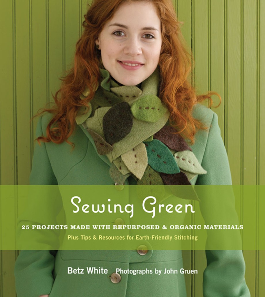 Cover for Sewing Green 25 Projects Made with Repurposed & Organic Materials